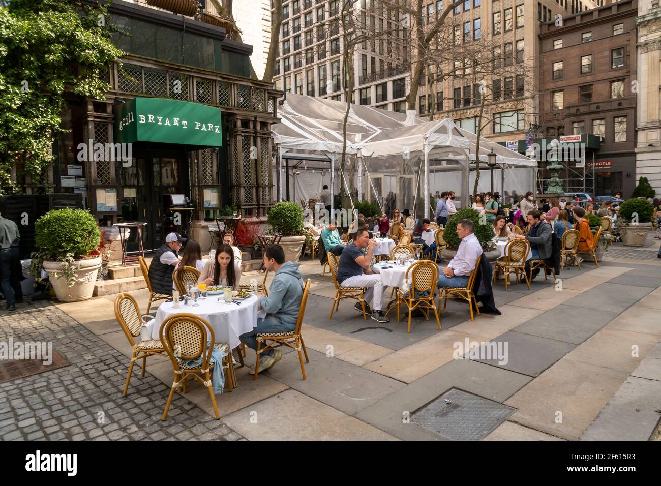 New York, USA. 27th Mar, 2021. Al fresco dining at the Bryant Park Grill in Bryant Park in New York on Saturday, March 27, 2021. (ÂPhoto by Richard B. Levine) Credit: Sipa USA/Alamy Live News Stock Photo
