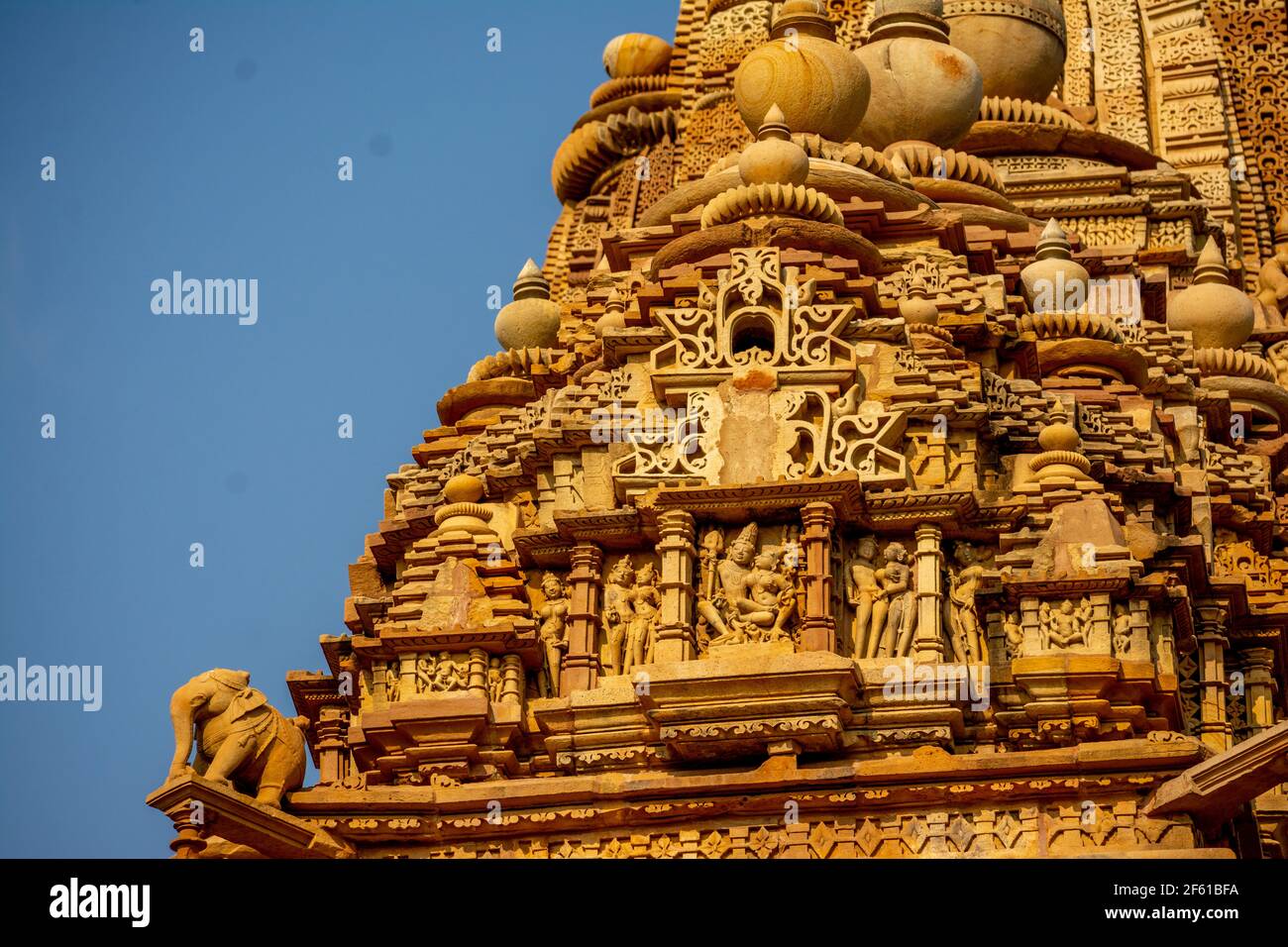 Ornate carvings of Hindu temple at  Khajuraho Madhya Pradesh, India Stock Photo