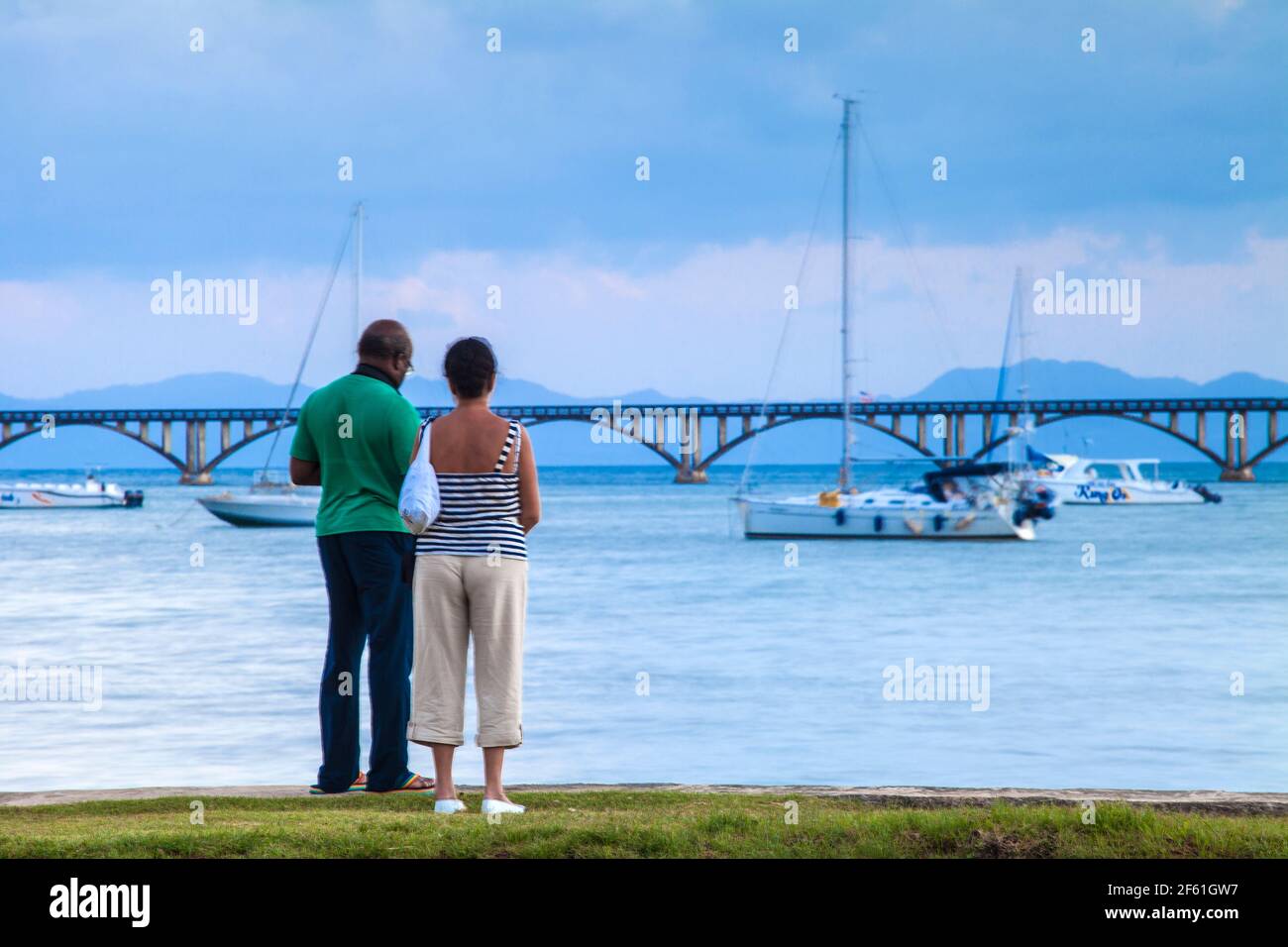 Dominican Republic, Eastern Peninsula De Samana, Semana, Couple looking at harbour and Los Puentes - Famous bridge to Nowhere Stock Photo