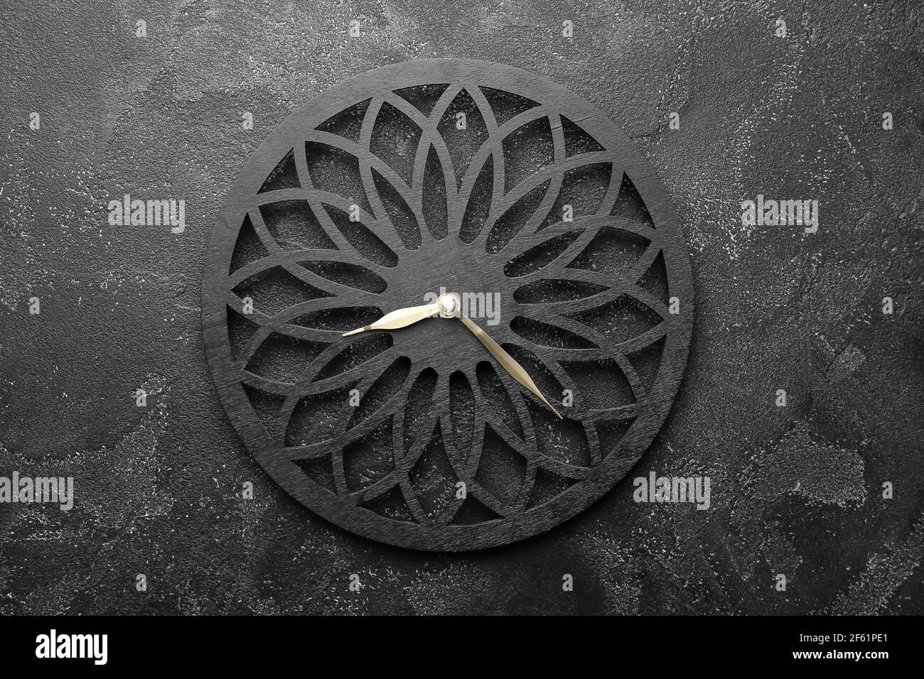 Modern black clock minimal hi-res stock photography and images - Alamy