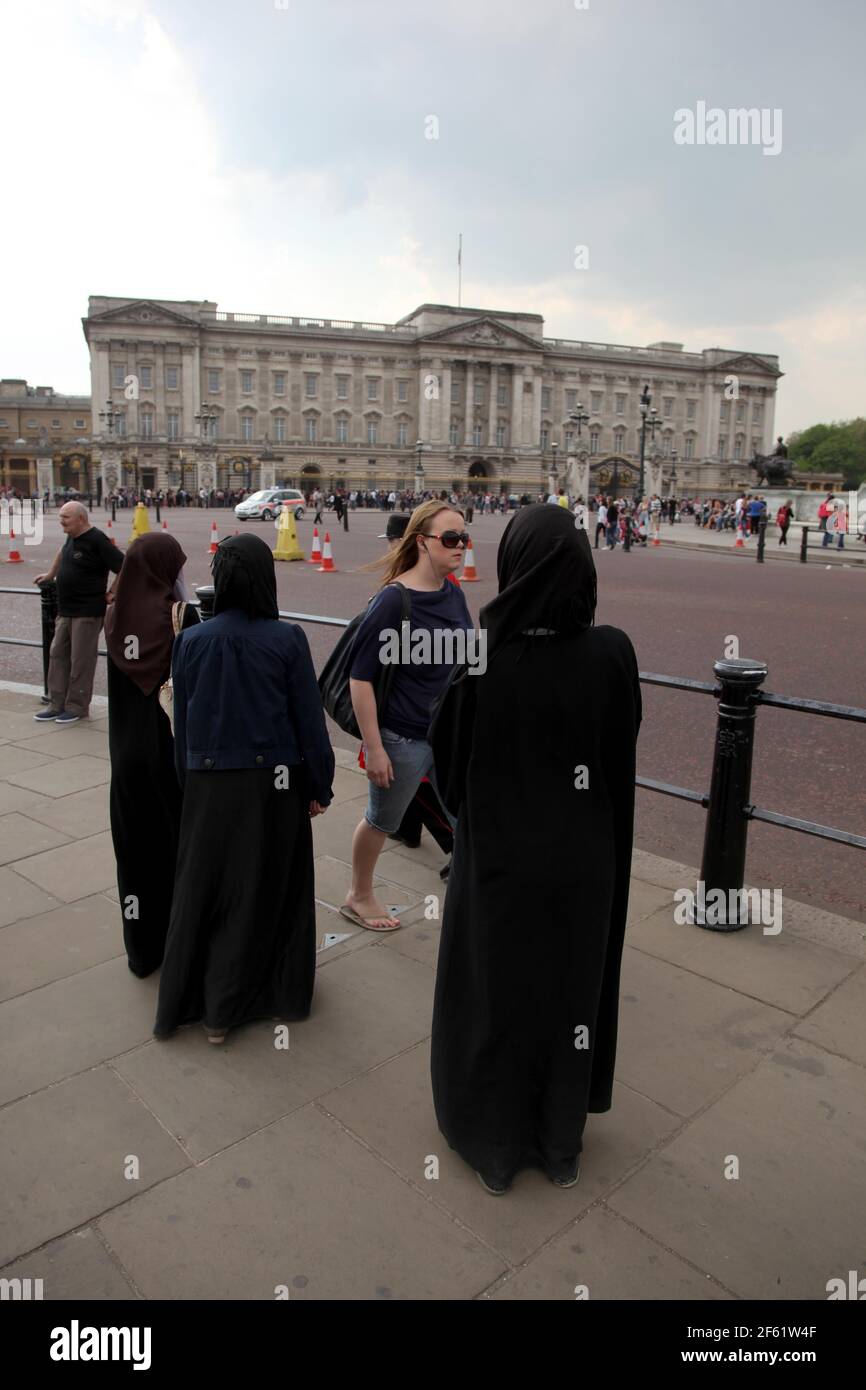 21 April 2011. London, England. Tourists. Muslim women in full veils take photographs  outside Buckingham Palace amid tight security in the run up to Stock Photo