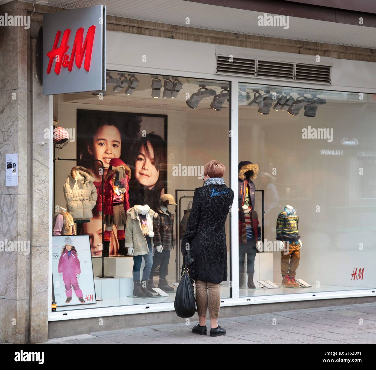 Hm storefront hi-res stock photography and images - Alamy