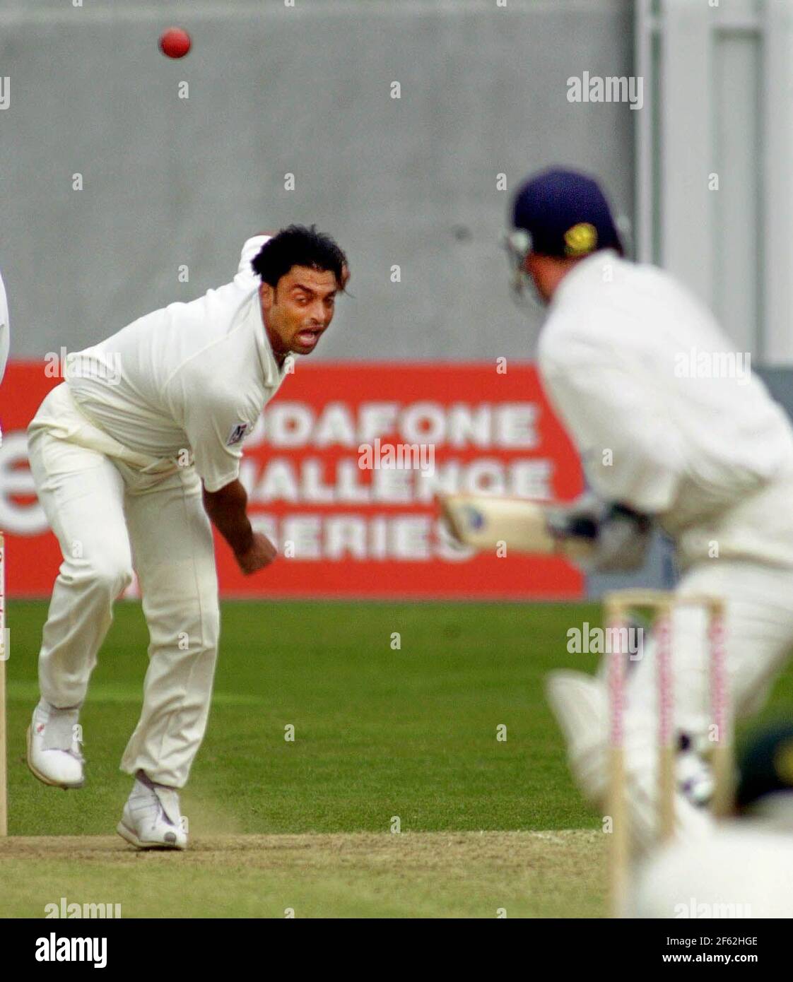 SHOAIB AKHTAR ABOUT TO BOWL OUT M.DOWMAN WITH A FULL TOSS,  DERBYSHIRE V PAKISTAN Stock Photo