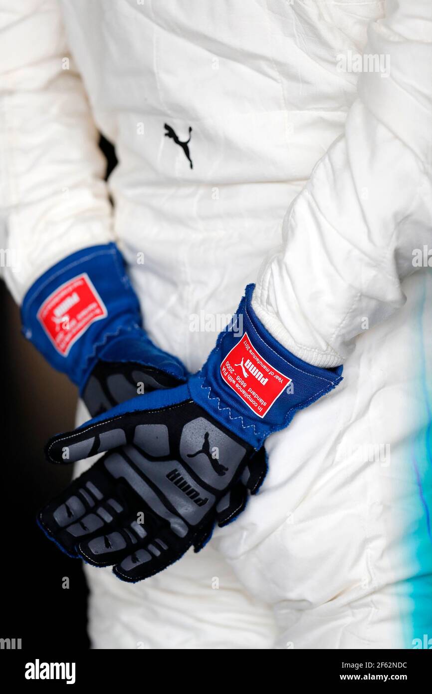 BOTTAS Valtteri (fin) Mercedes W08 Hybrid EQ Power+ team Mercedes GP,  ambiance PUMA gloves during the 2017 Formula One World Championship, Japan  Grand Prix from October 5 to 8 in Suzuka -