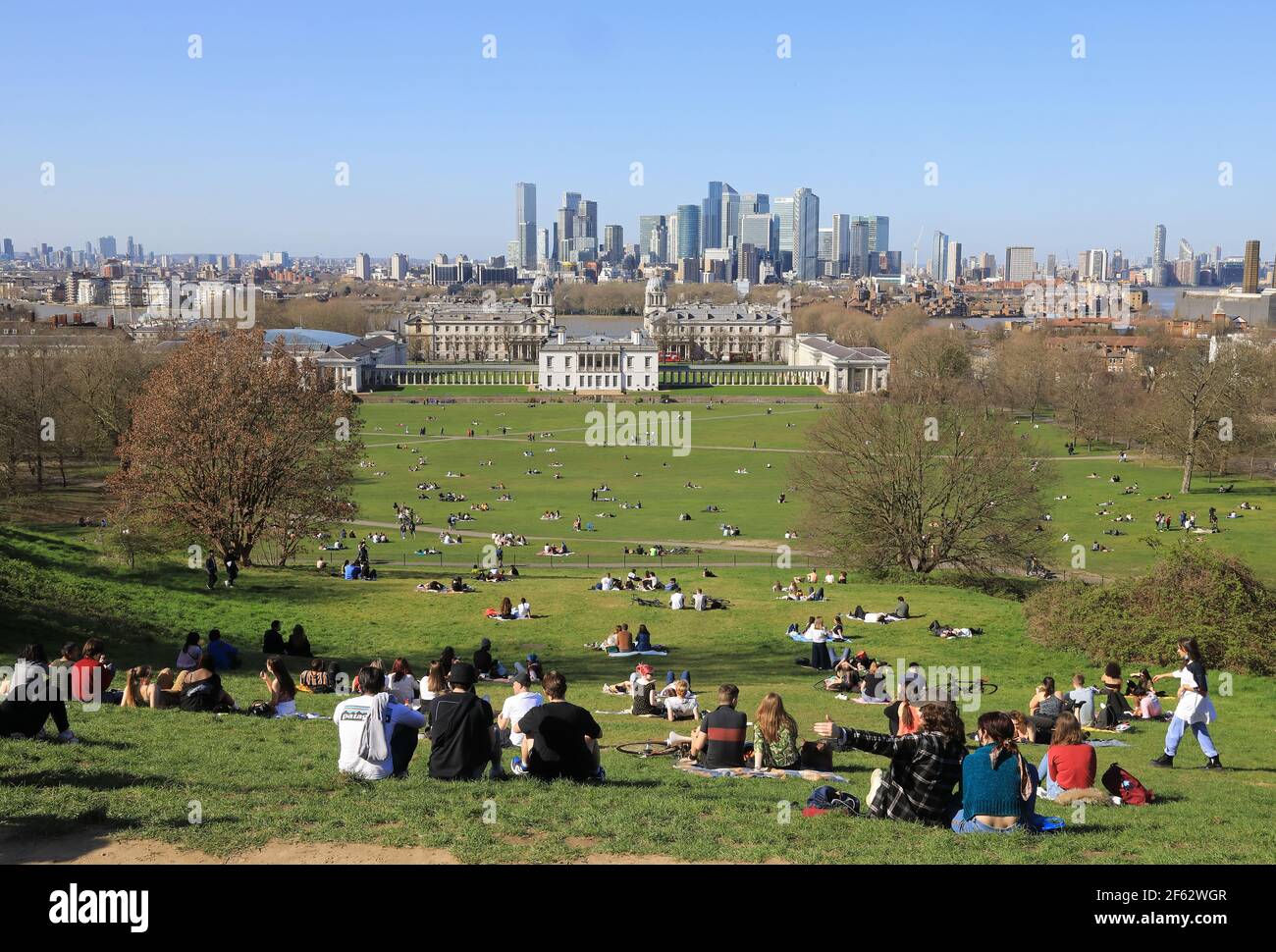 London, UK, March 29th 2021. Lockdown restrictions ease in England as temperatures soar. Families and groups of friends meet in Greenwich Park to enjoy the sunshine as the rule of 6 returns. Monica Wells/Alamy Live News Stock Photo
