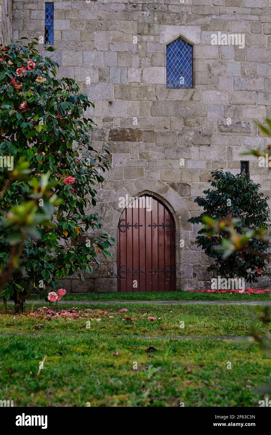 A porta lateral do castelo medieval nos dava ascesso ao relvado Stock Photo
