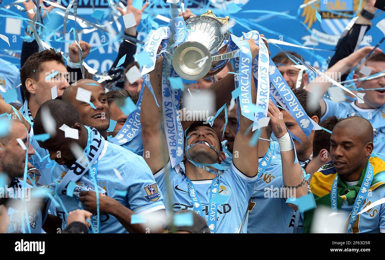 File photo dated 11-05-2014 of Manchester City's Sergio Aguero lifts the  trophy, during the Barclays Premier League match at the Etihad Stadium,  Manchester. Issue date: Monday March 29, 2021 Stock Photo - Alamy, image size:1300x878