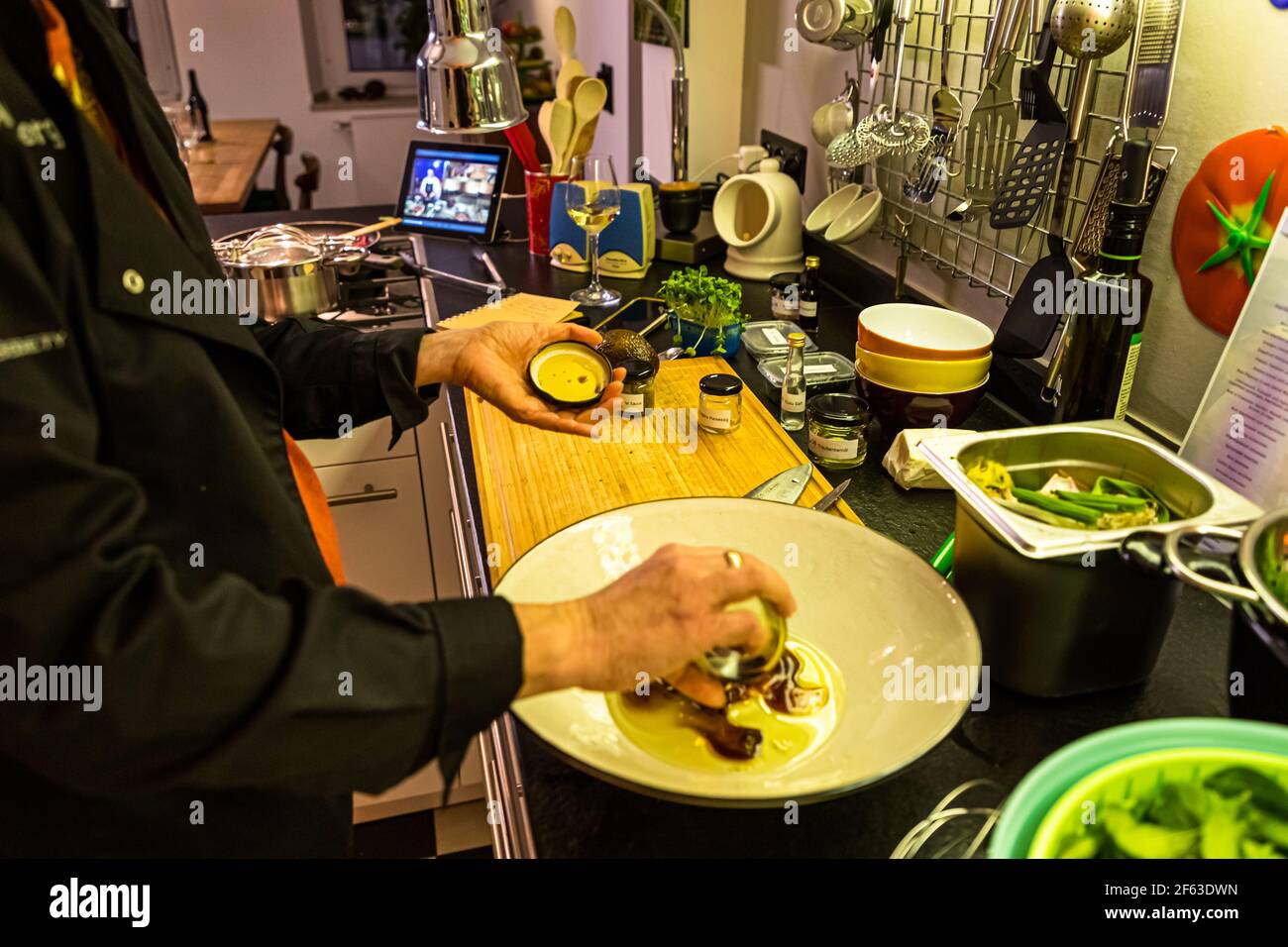 Online cooking course with the head chef Song Lee from the restaurant Nikkei Nine in Hamburg. Starter: This is where the dressing for the baby spinach salad with avocado and truffle is made Stock Photo