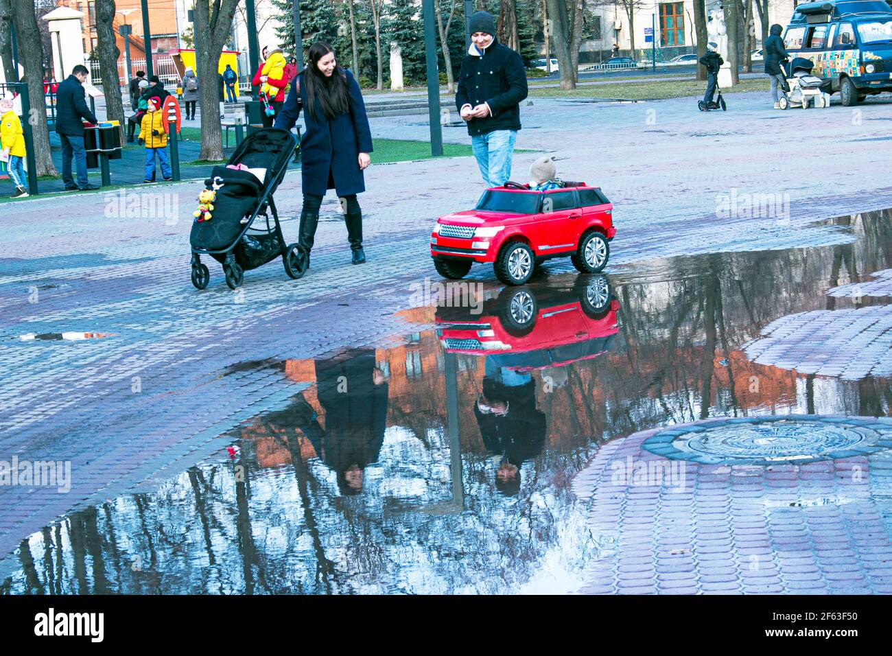 Reflections in puddles hi-res stock photography and images - Alamy