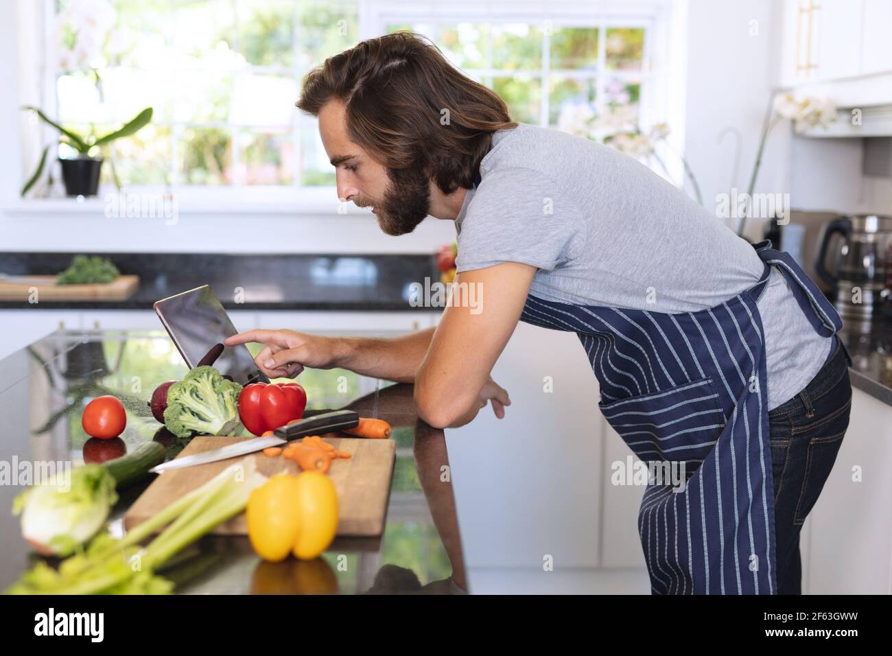 Kitchen wearing apron hi-res stock photography and images - Alamy