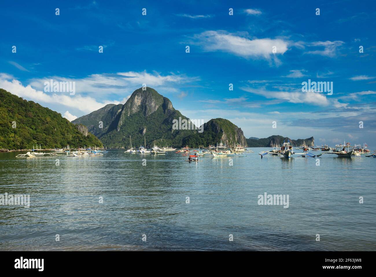 El Nido Palawan harbor bamboo boats with blue sky, Island hopping, dive ...