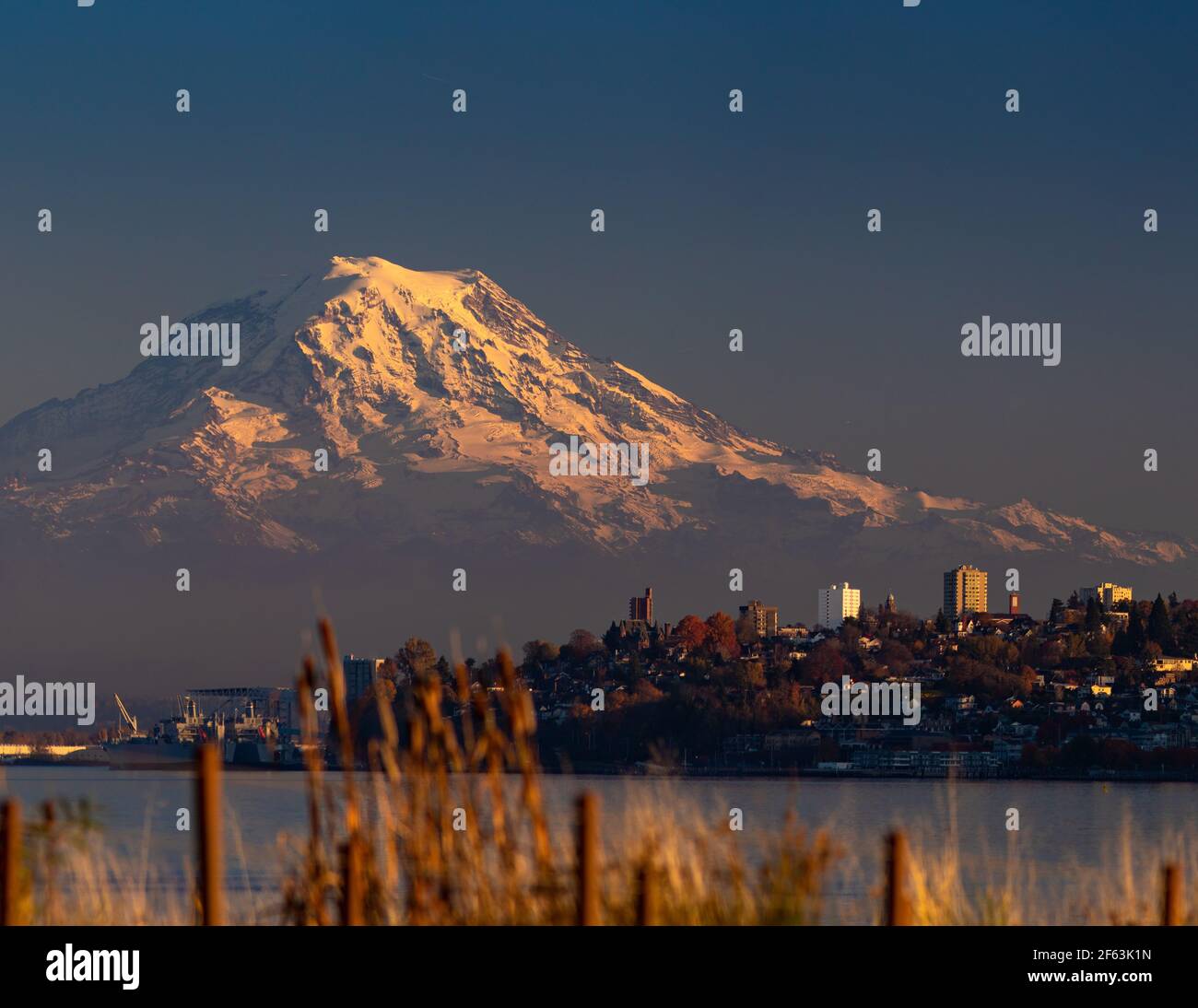 Mt. Rainier o'er WA Stock Photo Alamy