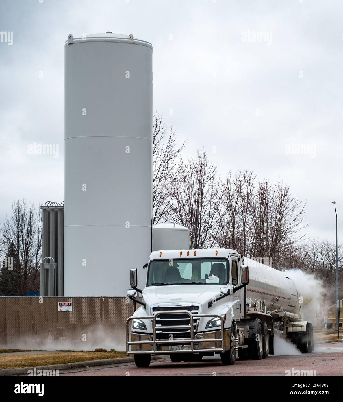 Truck oxygen tanks hospital hires stock photography and images Alamy