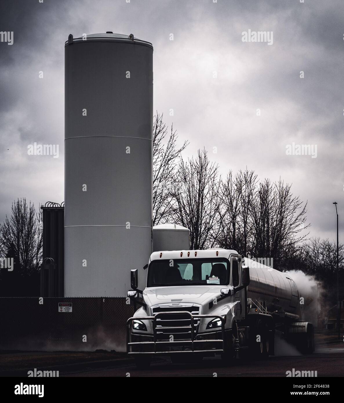 Vapor rolling off a truck as liquid O2 is unloaded into a storage tank ...