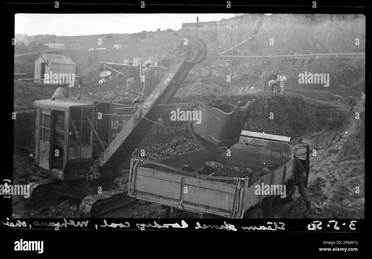 A steam shovel loading coal at McLeans Mine, Ohai, New Zealand, 1950 Stock Photo