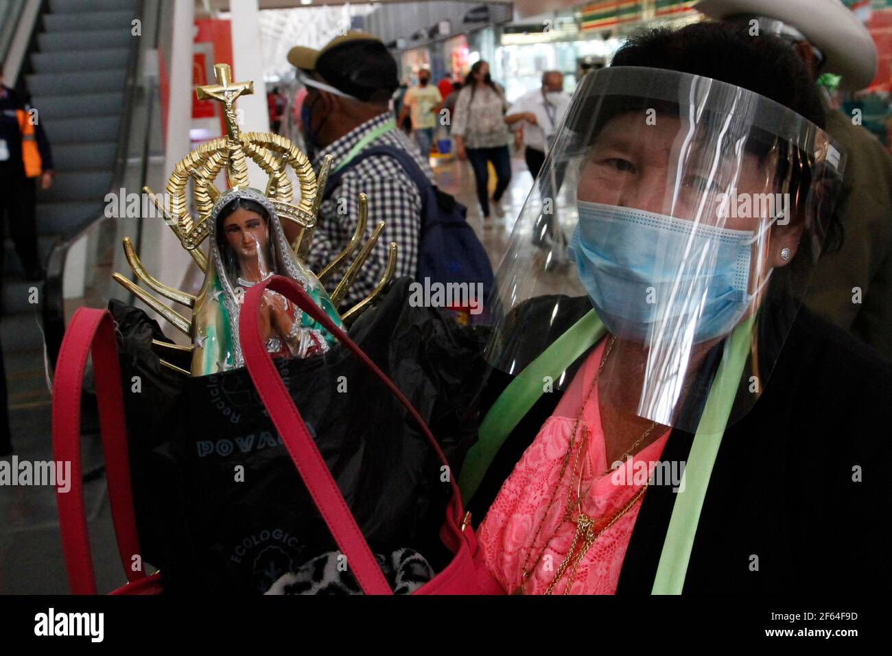 TRAVELLERS MEXICO CITY AIRPORT Stock Photo - Alamy