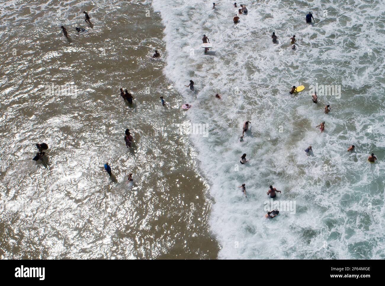 (210330) -- JOHANNESBURG, March 30, 2021 (Xinhua) -- People have fun at a beach in Durban, South Africa, March 29, 2021. (Xinhua) Stock Photo