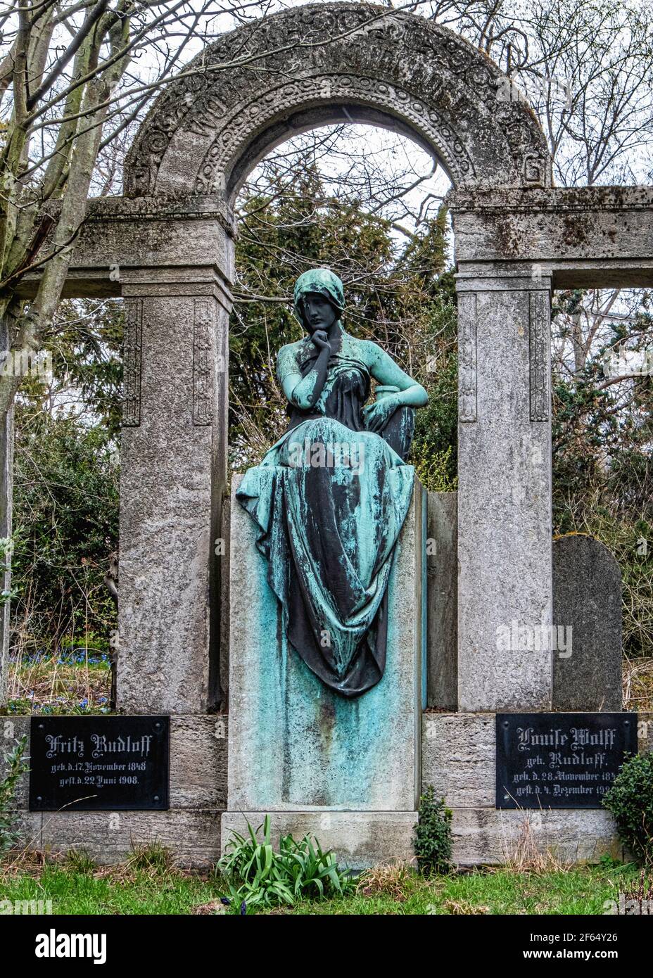 Tomb of Rudloff and Wolff families, bronze  sculpture by Hans Dammann,. Nicholas and St. Mary Cemetery I, Prenzlauer Allee 1. Berlin Stock Photo
