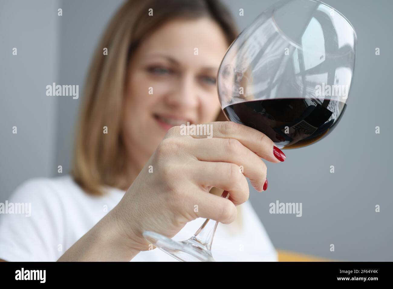Holds wine bottle hires stock photography and images Alamy