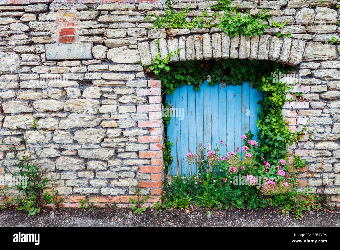 Wall at Frome railway station Stock Photo Alamy