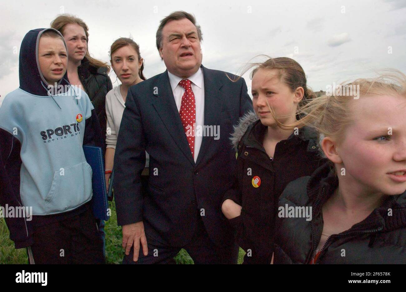 AS THE PRESCOTT EXPRESS ROLES THROUGH KENT,THE DEPT PRIME MINISTER HAS AN UNSCEDULED MEETING WITH SCHOOL KIDS FROM THE VINERIES ESTATE IN GILLINGHAM.5/4/05 PILSTON Stock Photo