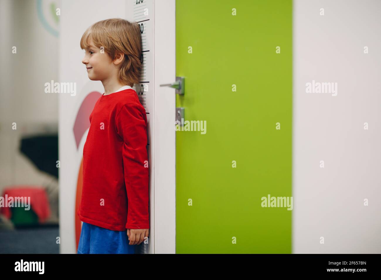 https://c8.alamy.com/comp/2F657BN/children-little-boy-are-measured-growth-height-at-wall-scale-2F657BN.jpg