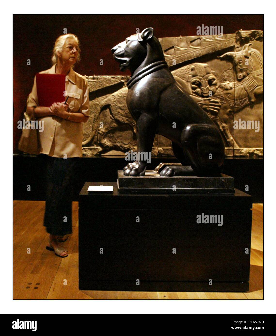 Polished black limestone statue of a large mastiff ..... A new exhibition of Ancient Persia opening at the British Museum.....9 Sept 2005 to 8 Jan 2006.pic David Sandison 7/9/2005 Stock Photo