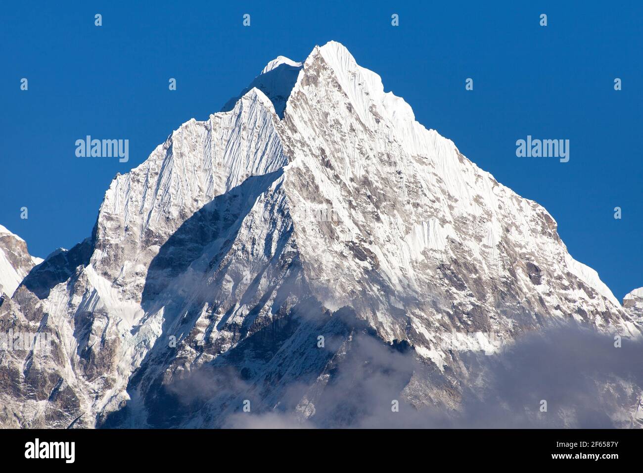 View of mount Thamserku, Khumbu valley, Solukhumbu, Nepal Himalayas mountains Stock Photo