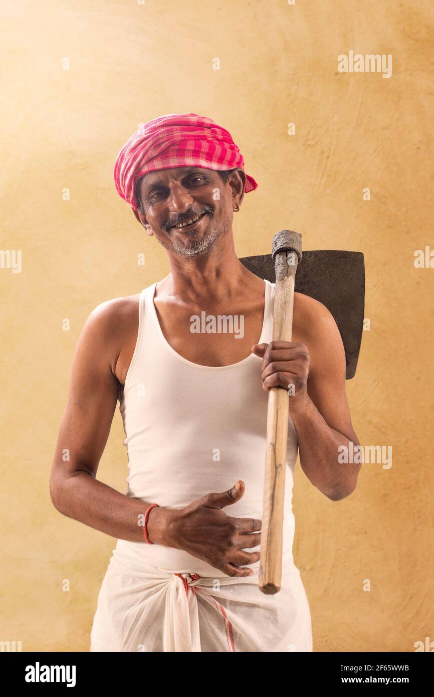 Farmer holding a shovel hi-res stock photography and images - Alamy