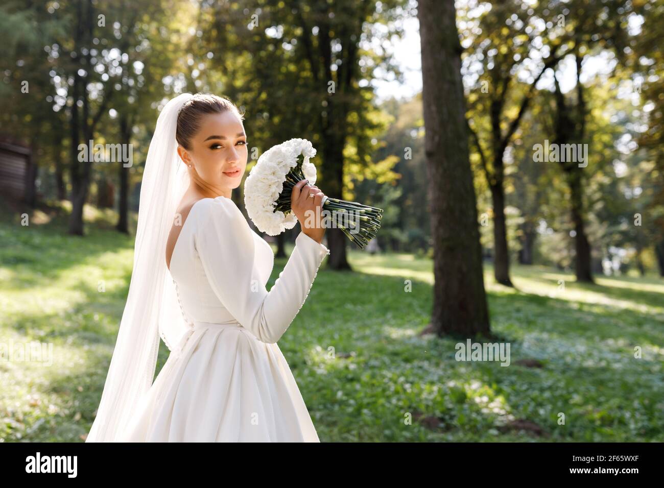 Bride alone vintage hi-res stock photography and images - Alamy