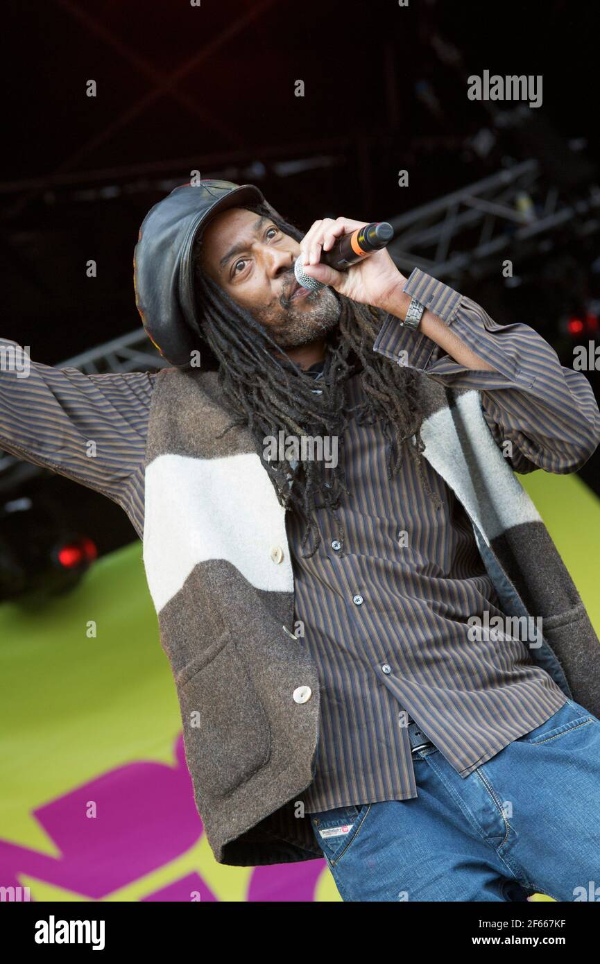 Drummie Zeb, Angus Gaye of Aswad singing live at the Midlands Festival 2010 Stock Photo