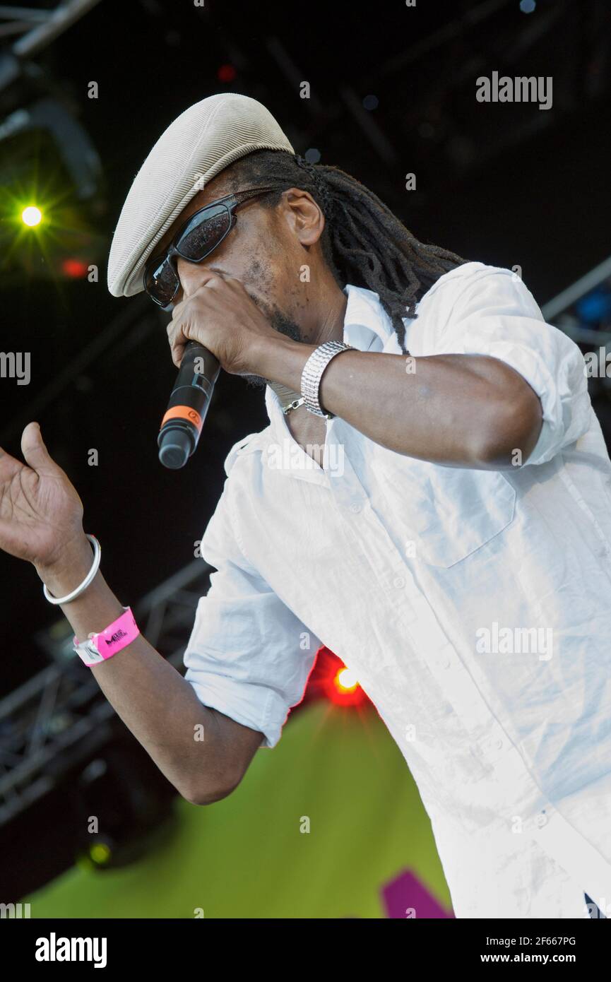 Tony 'Gad' Robinson from Aswad singing live at the Midlands Festival in 2010 Stock Photo