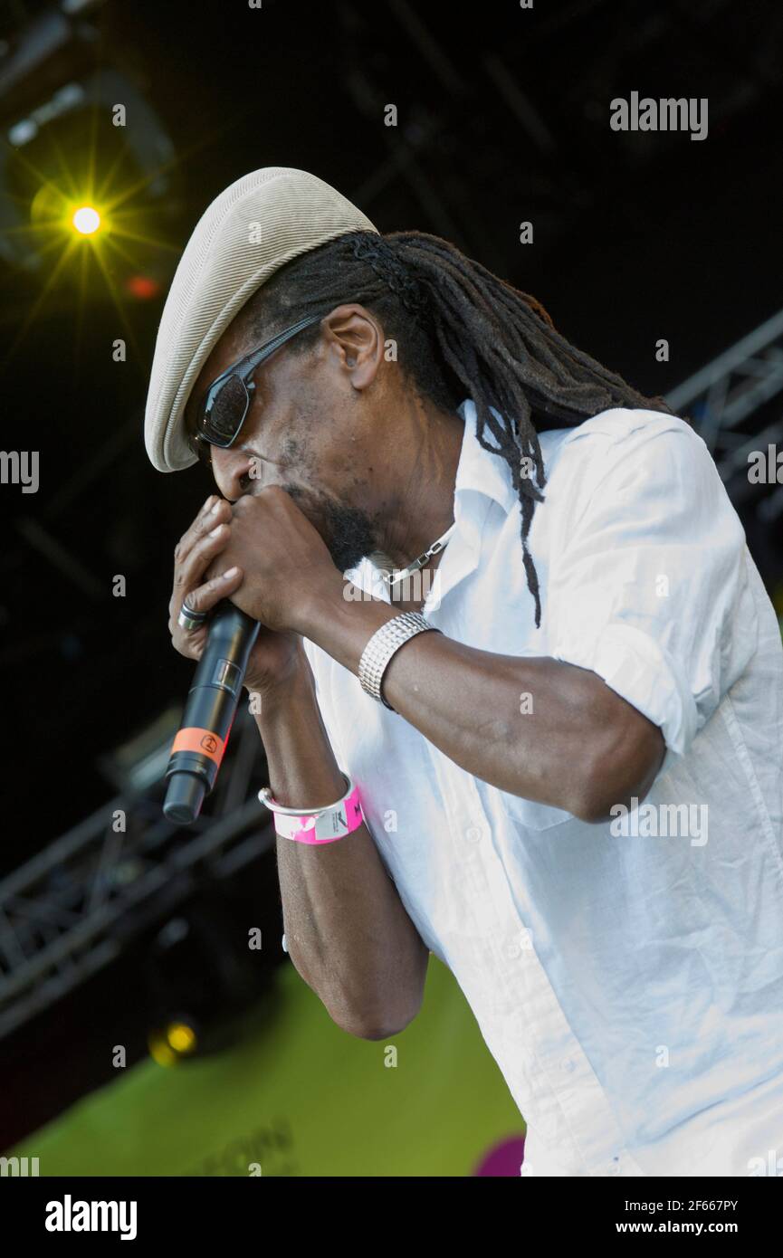 Tony 'Gad' Robinson from Aswad singing live at the Midlands Festival in 2010 Stock Photo