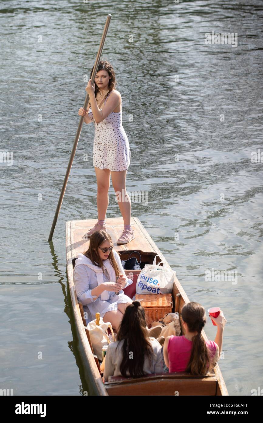 People punt along the River Cam in Cambridge. Picture date: Thursday March 18, 2021. Temperatures in parts of the UK are expected to be significantly warmer this week as families and friends are reunited and sporting activities are allowed to resume in England. Stock Photo