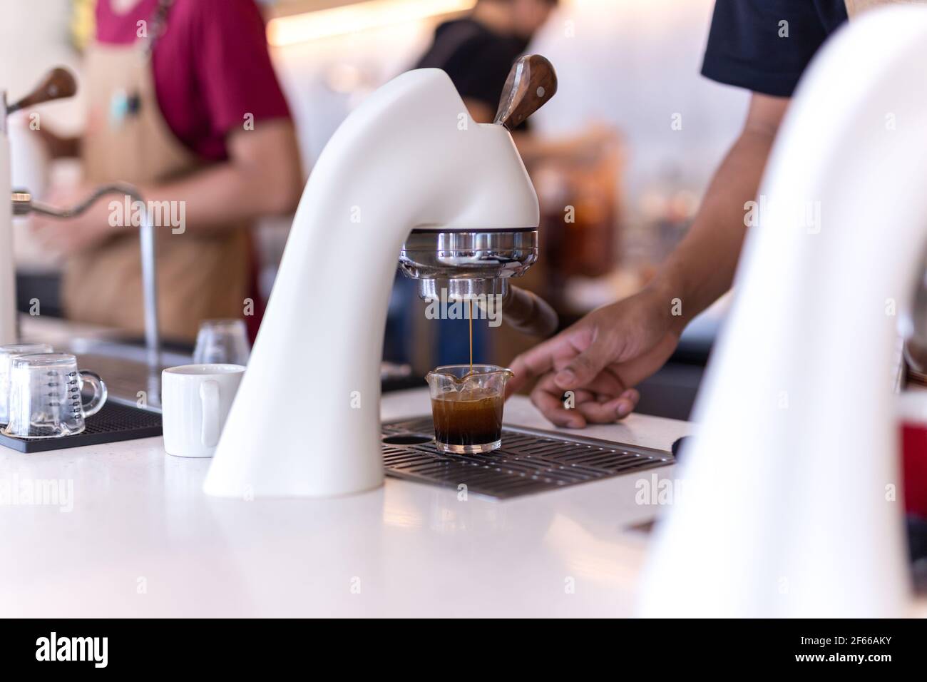 https://c8.alamy.com/comp/2F66AKY/flair-espresso-machine-in-a-coffee-shop-with-barista-2F66AKY.jpg