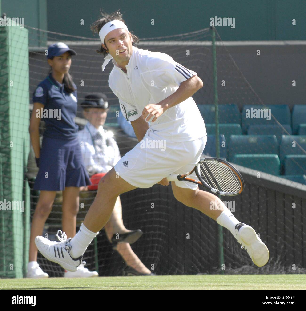 WIMBLEDON  2007 5th DAY 29/6/07. F.GONZALEZ PLAYS A SHOT BETWEEN HIS LEGS  DURING HIS MATCH WITH J.TIPSAREVIC.   PICTURE DAVID ASHDOWN Stock Photo