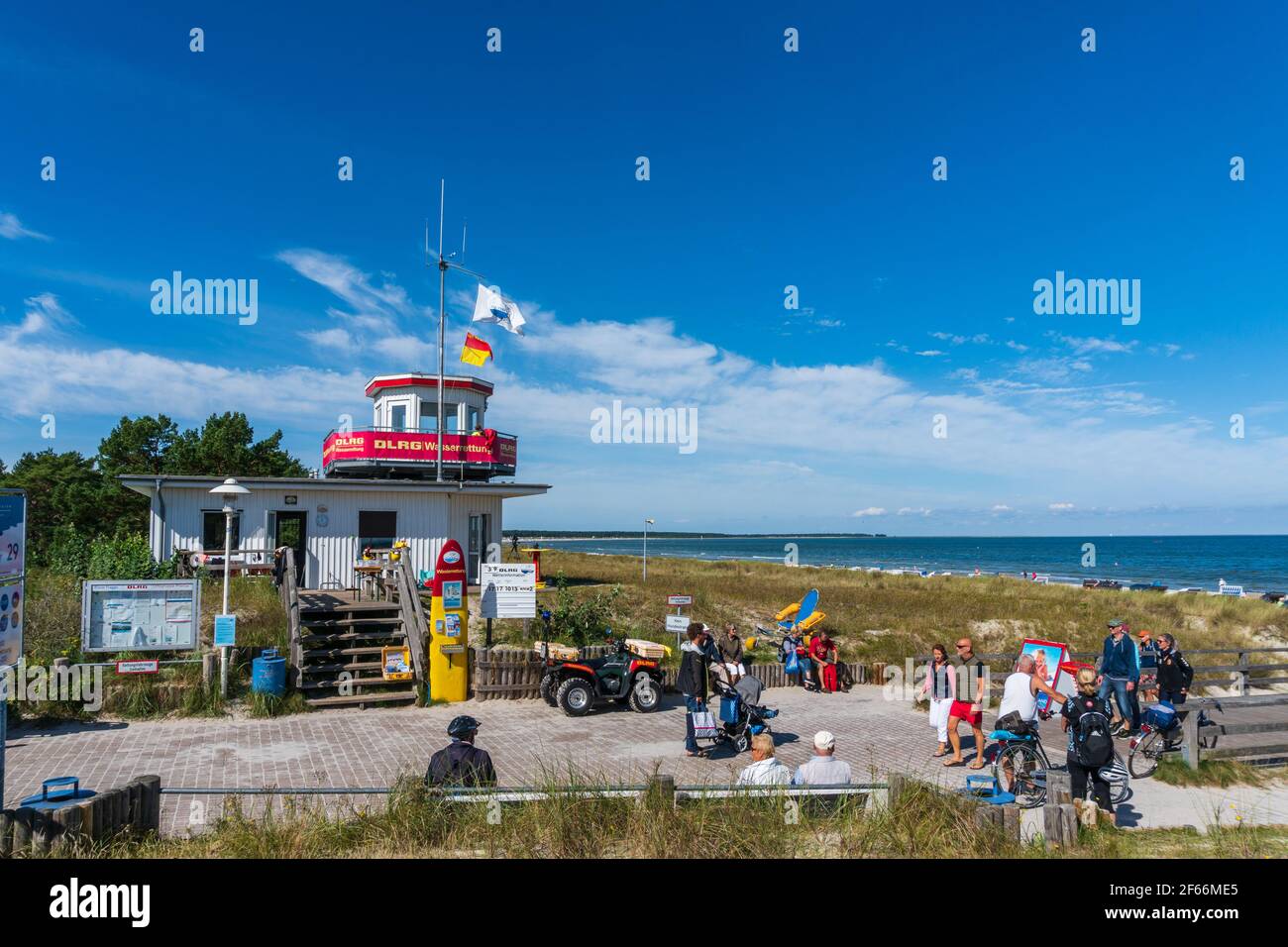 DLRG Rettungsstation am Strand des Ostseebades Prerow auf dem Darß Stock Photo