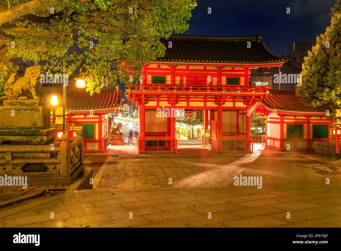 Main gate yasaka shrine hi-res stock photography and images - Alamy