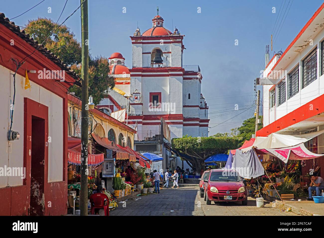 Market with flower stands and the 16th century Santo Domingo Church in the city Chiapa de Corzo, Chiapas, southern Mexico Stock Photo