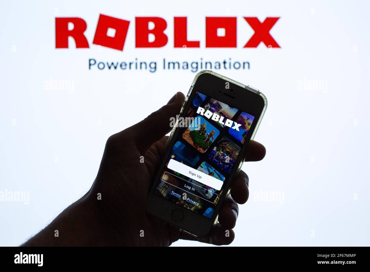 Mão Masculina Segurando Um Smartphone Com Aplicativo De Jogo Roblox Na Tela  Do Smartphone No Fundo Branco. Rio De Janeiro, RJ, Brasil. Agosto De 2021.  Foto Royalty Free, Gravuras, Imagens e Banco