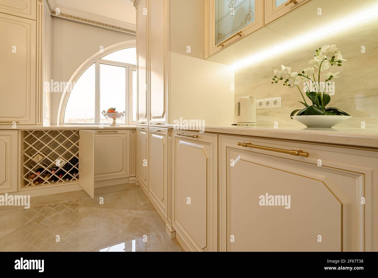 https://c8.alamy.com/comp/2F67T38/luxury-beige-and-gold-classic-kitchen-interior-2F67T38.jpg