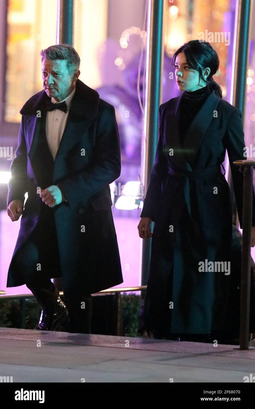New York - NY - 20201210 Hailee Steinfeld and Jeremy Renner having fun