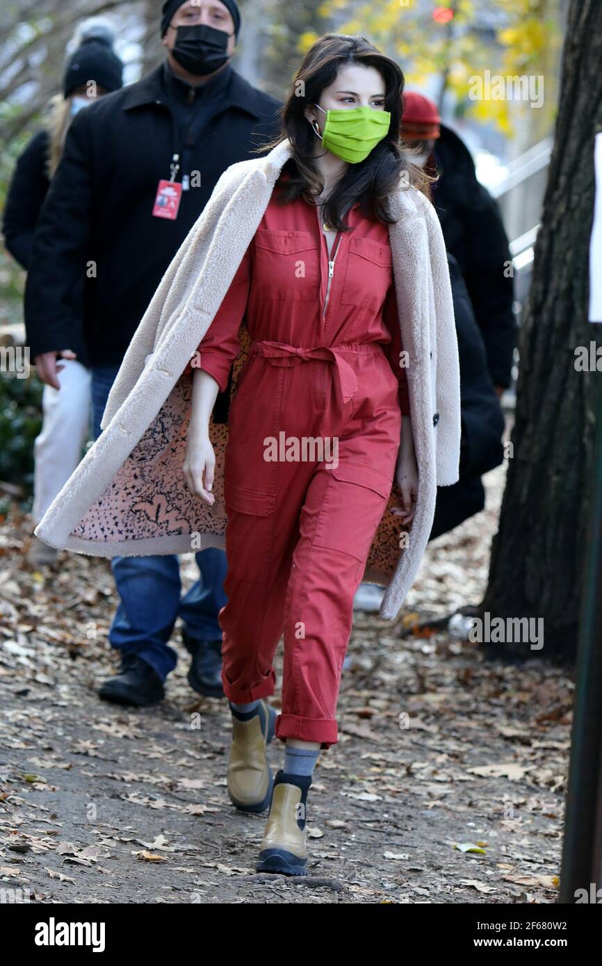 New York - NY - 20201208 Selena Gomez rocks a red jumpsuit and covers up  with a green face mask while arriving on the set of Only Murders In The  Building in