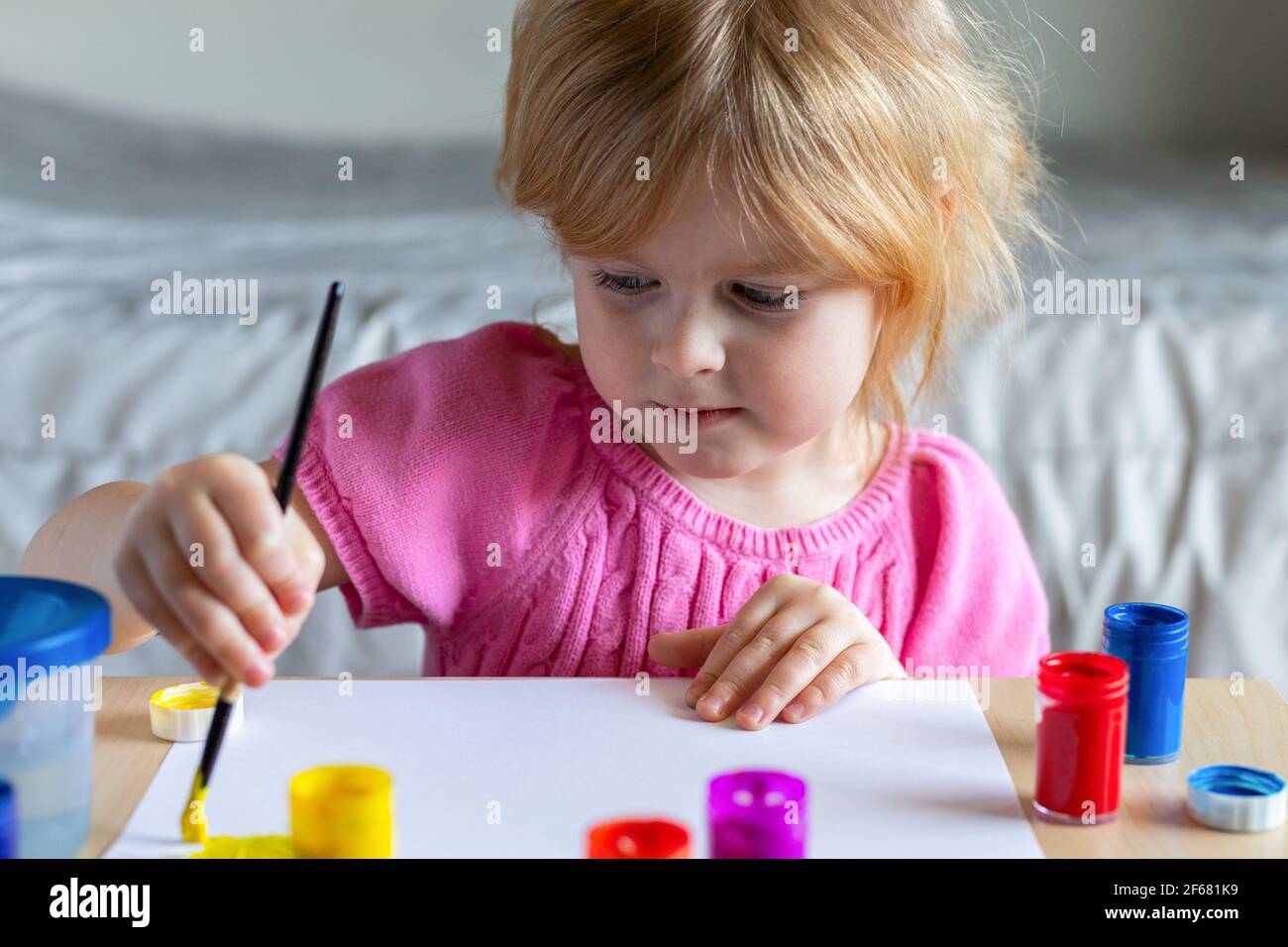 Girl arts and craft hi-res stock photography and images - Alamy
