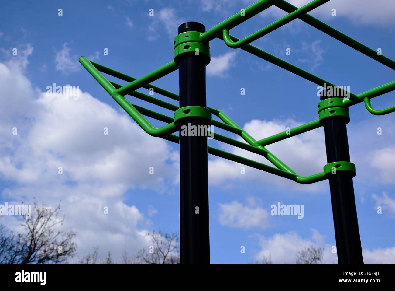 Public pull up bar new arrivals