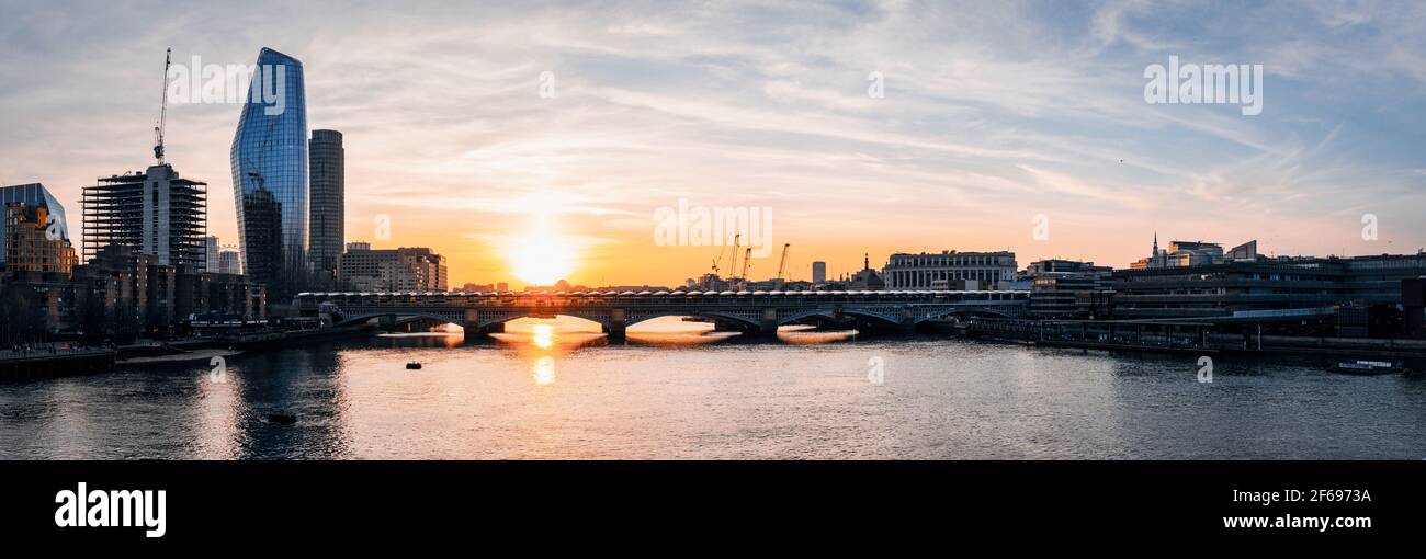 Amazing sunset over the river Thames in London Stock Photo