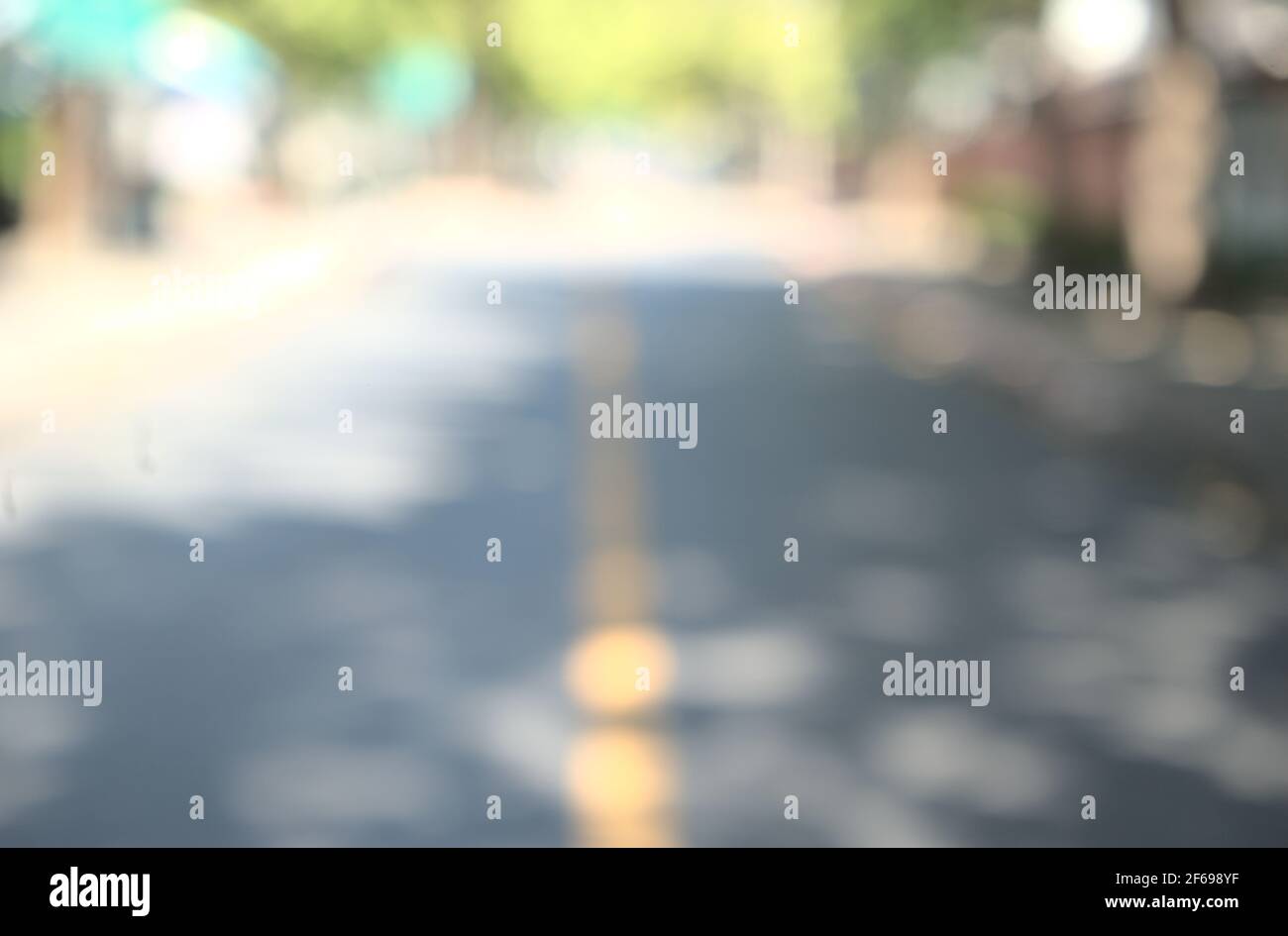 Empty street houses background hi-res stock photography and images - Alamy