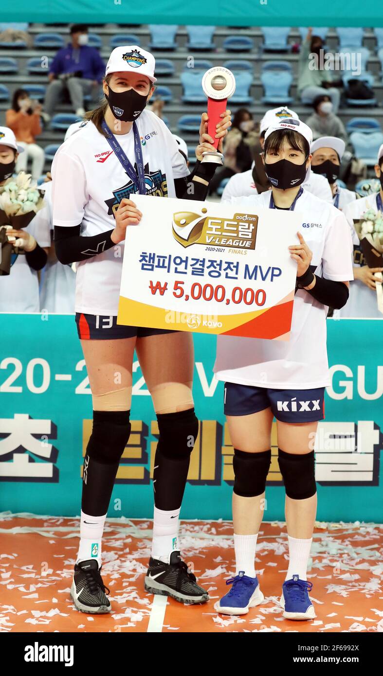 GS Caltex achieves 1st treble in women's pro volleyball Merete Lutz (L) and  Lee So-young of the GS Caltex Seoul Kixx pose for a photo after being named  the Most Valuable Player