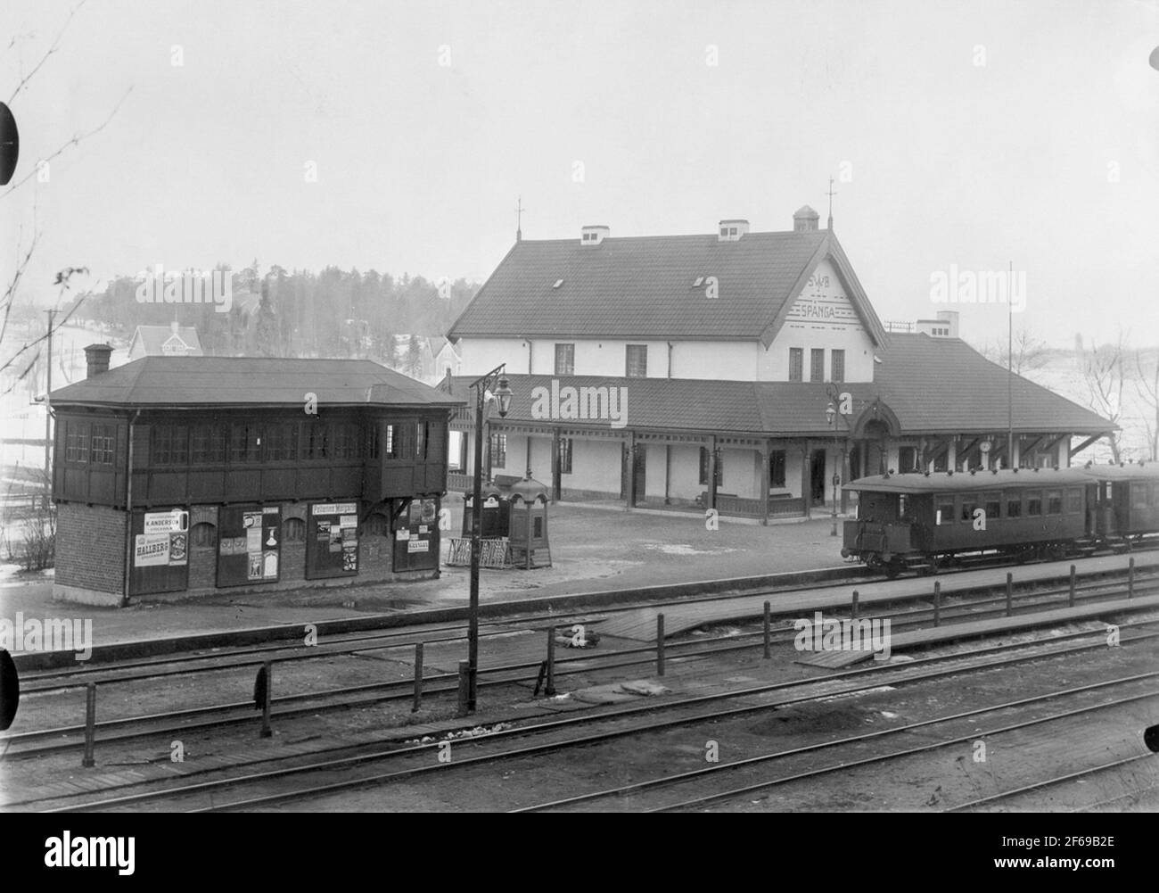 The first station house, an unångings wooden house, was built in 1875, Revs 1908. The current station house, which was taken in 1908, is a two-storey stone house. Modern electrical switchgear brought in use in 1946. Driving material from the 1875 station was partly used in the construction of a residential building for the station director in Ramnäs 1911 .1908 year station house Revs in the 1970s and was replaced by a commuter train station with stairwells and expedition on the platform. Stock Photo