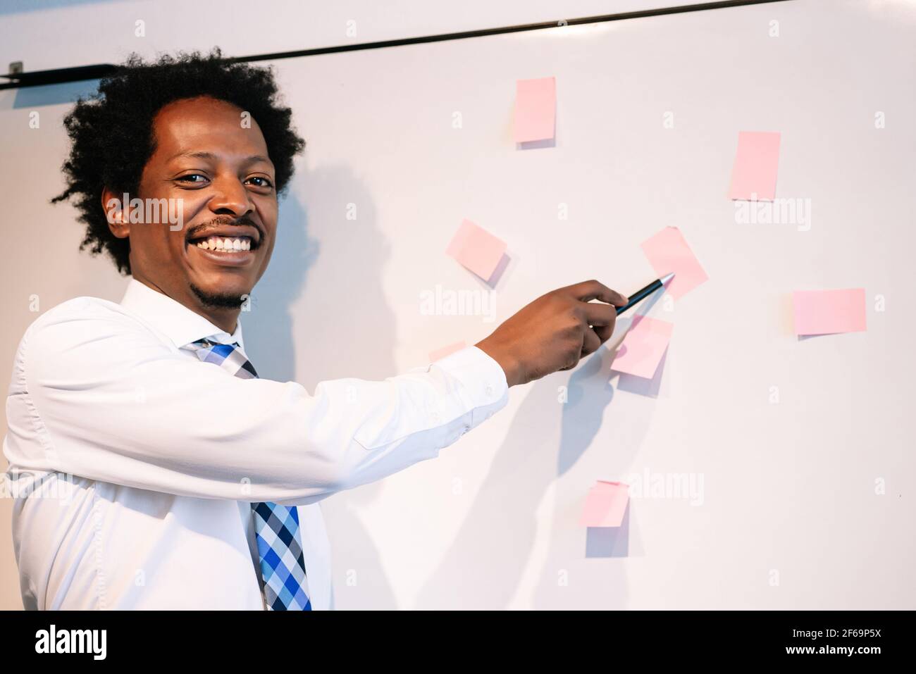 Businessman using sticky notes on business meeting Stock Photo - Alamy